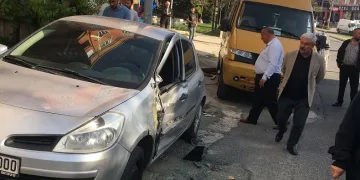 El frenini çekmeyi unutunca 3 araca çarptı