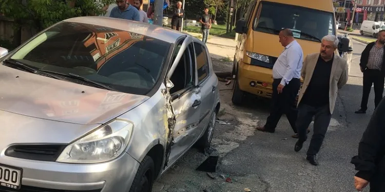 El frenini çekmeyi unutunca 3 araca çarptı