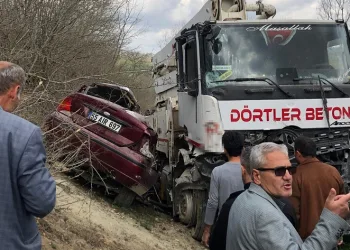 Beton mikseri ile otomobil çarpıştı:1 ölü
