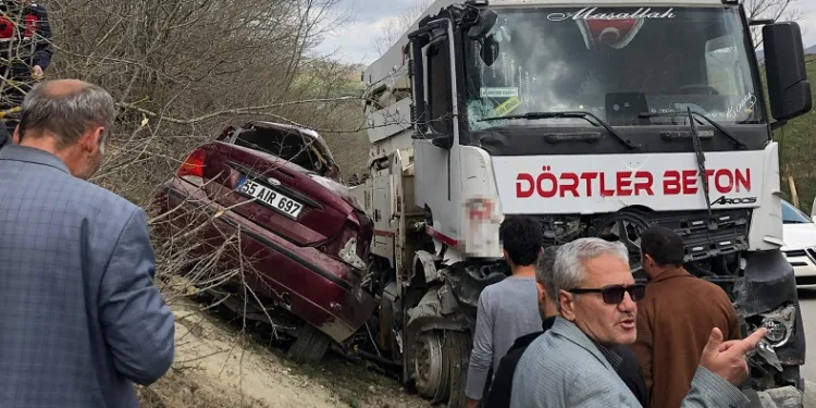 Beton mikseri ile otomobil çarpıştı:1 ölü