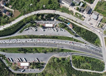 TEM’de bayram trafiği yoğunluğu havadan görüntülendi