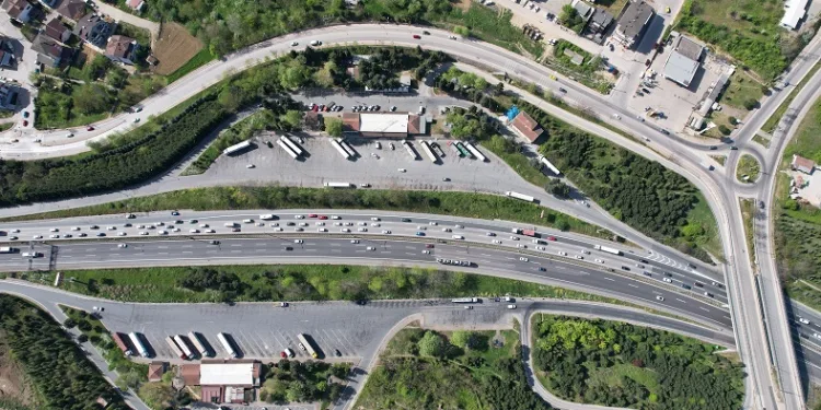 TEM’de bayram trafiği yoğunluğu havadan görüntülendi