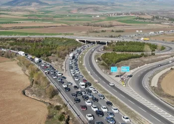 Bayram dönüşünde araç kuyruğu 70 kilometreye ulaştı