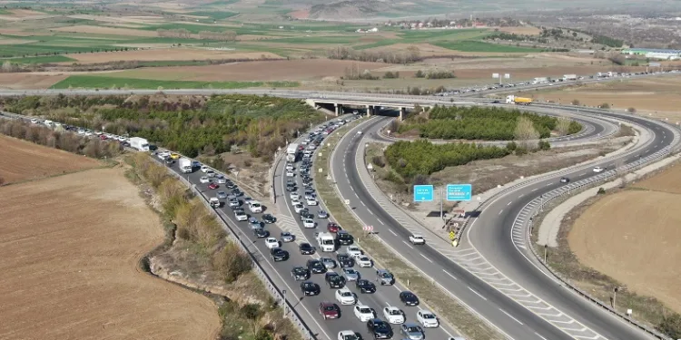 Bayram dönüşünde araç kuyruğu 70 kilometreye ulaştı