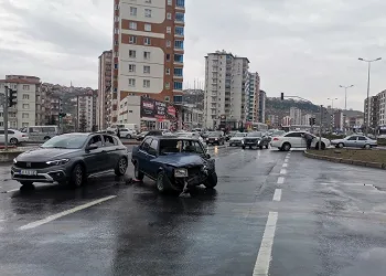 Otomobiller çarpıştı: 3 yaralı