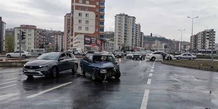 Otomobiller çarpıştı: 3 yaralı
