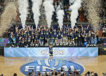 FIBA Kadınlar Euroleague’de şampiyon olan Fenerbahçe kupasını aldı