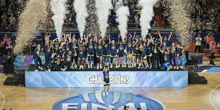 FIBA Kadınlar Euroleague’de şampiyon olan Fenerbahçe kupasını aldı
