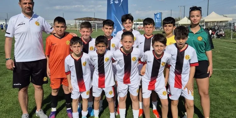 Eskişehirspor’un minikleri şampiyon oldu