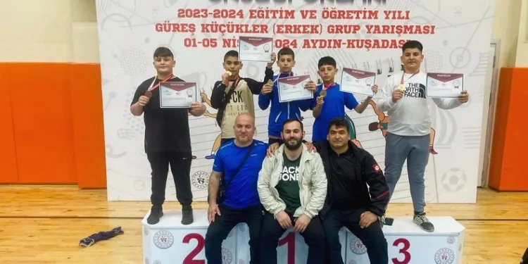 Yunusemreli güreşçiler Kuşadası’nda Manisa’nın gururu oldu
