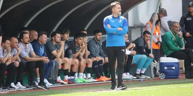 Elazığspor Teknik Direktörü Bülent Yenihayat: “Maçın tamamında üstün bir oyun sergiledik”