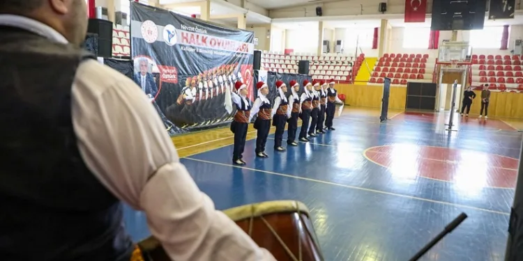 Sivas’ta Halk Oyunları rüzgarı esti