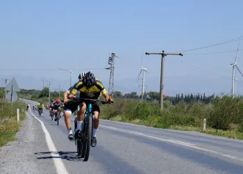 Bisiklet yarışında birincilik için pedal çevirdiler