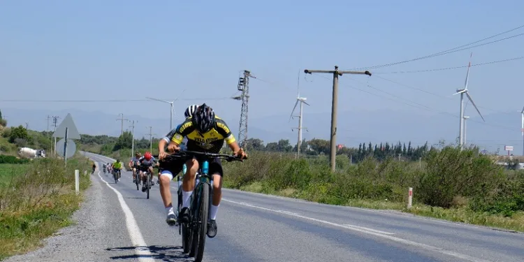 Bisiklet yarışında birincilik için pedal çevirdiler