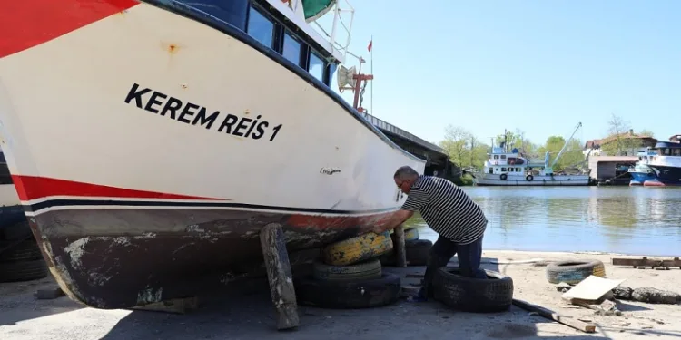 Av yasağıyla birlikte balıkçılar tekne ve ağlarını onarmaya başladı
