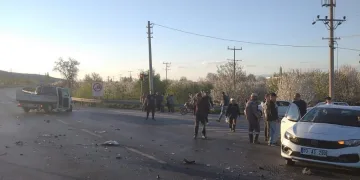 Kamyonet otomobille çarpıştı: 11 yaralı