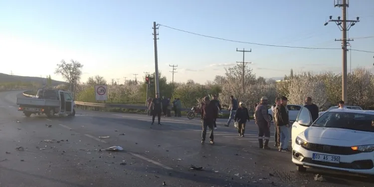 Kamyonet otomobille çarpıştı: 11 yaralı