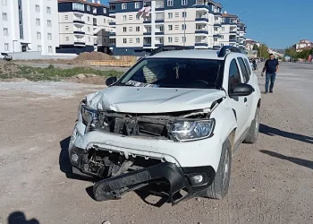 Çorum’da otomobil ile cip çarpıştı