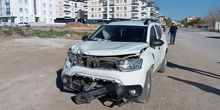 Çorum’da otomobil ile cip çarpıştı