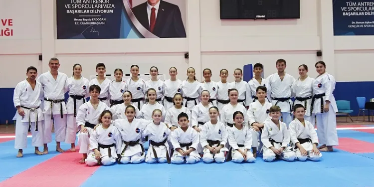 Efsane karateci Turgay Yeşilyurt, Tavşanlı’da sporculara ‘Kata’ semineri verdi