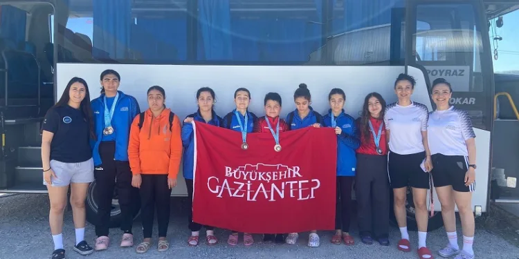Engelli Sporcular Yüzme Şampiyonasında performanslarıyla göz doldurdu