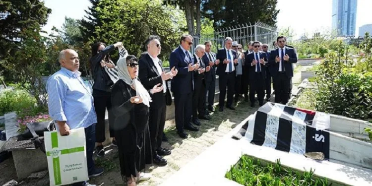 Hakkı Yeten kabri başında anıldı