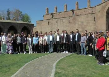 Vali Çiçek ve Başkan Büyükkılıç turizmcilerle şarkı söyledi