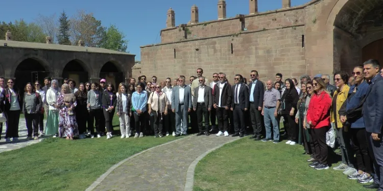 Vali Çiçek ve Başkan Büyükkılıç turizmcilerle şarkı söyledi