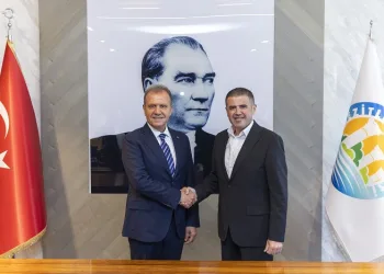 Mersin Büyükşehir Belediye Başkanı Vahap Seçer, Mezitli Belediye Başkanı Ahmet Serkan Tuncer ile bir araya geldi