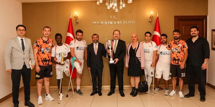 Şampiyon olan ampute futbolculardan Mersin Valisi Ali Hamza Pehlivan’a ziyaret