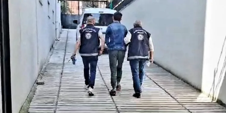 Balıkesir’de yabancı uyruklu göçmen kaçakçısı yakalandı
