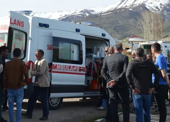 Köy muhtarının aracıyla öğrenci servisi çarpıştı
