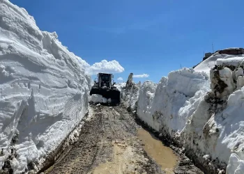 Yüksekova’da 5 metreyi bulan karda yol açma çalışması