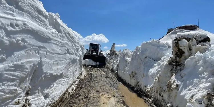 Yüksekova’da 5 metreyi bulan karda yol açma çalışması