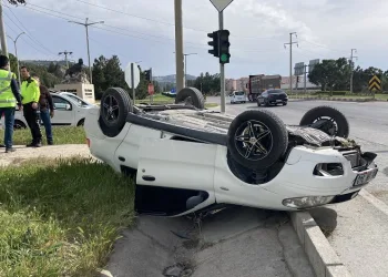 Burdur’da kontrolden çıkan otomobil refüje devrildi