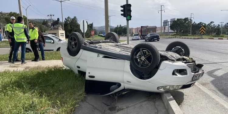 Burdur’da kontrolden çıkan otomobil refüje devrildi