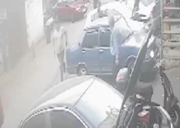 Kardeşi 8 yerinden bıçakladı, ağabeyi de silahla ateş açtı