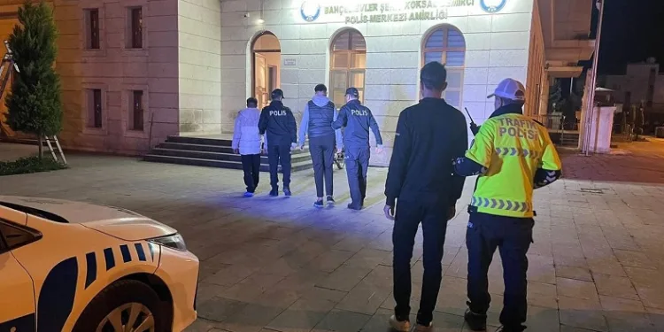 Trafikte akrobasi gösterisi yapan 3 motosikletliye 95 bin lira ceza