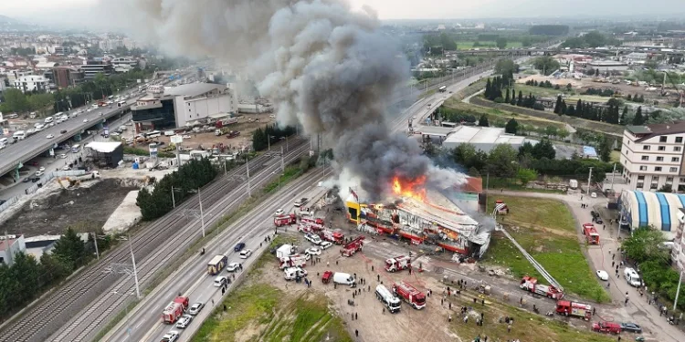 Alev alev yanan market havadan görüntülendi