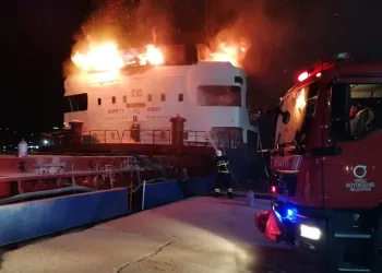 Ordu'da çimento yüklü gemi alevler içinde kaldı