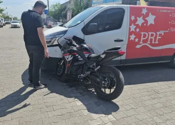 Motosiklet araca ok gibi saplandı