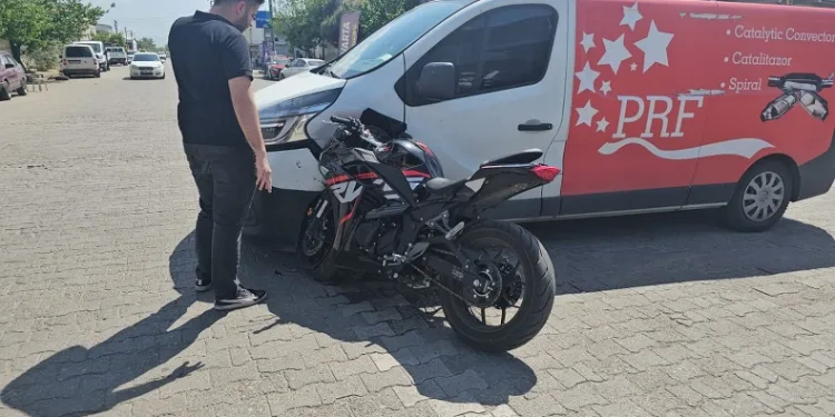 Motosiklet araca ok gibi saplandı