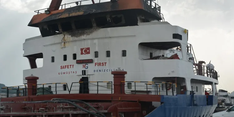 Yangın çıkan gemide tahliye işlemleri tamamlandı