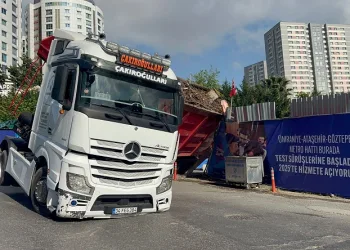 Ataşehir’de tır yan yattı, cadde trafiğe kapatıldı
