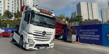 Ataşehir’de tır yan yattı, cadde trafiğe kapatıldı