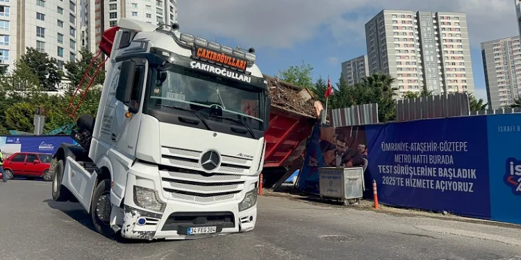 Ataşehir’de tır yan yattı, cadde trafiğe kapatıldı