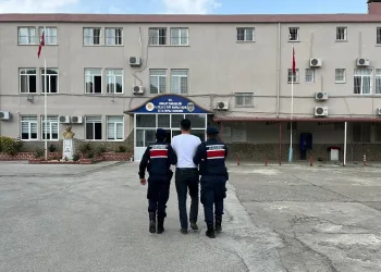 Elbise dolabından hırsız çıktı