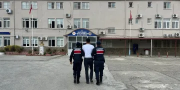 Elbise dolabından hırsız çıktı