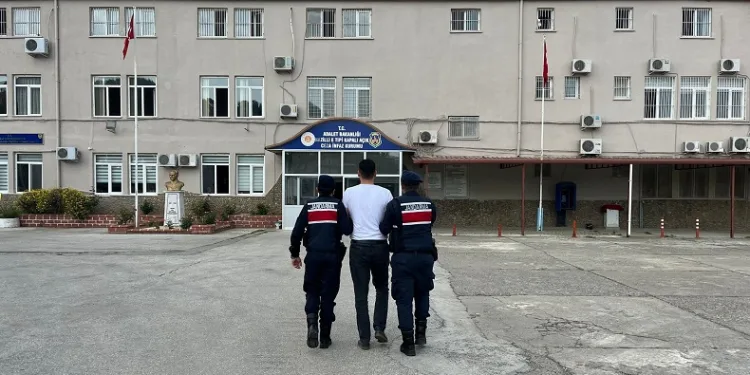 Elbise dolabından hırsız çıktı