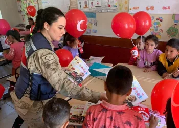 Ağrı’da jandarmadan miniklere 23 Nisan sürprizi
